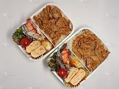烤肉和三文鱼午餐(从上面看)