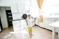 搞笑的欧洲小男孩厨师跳舞，周末快乐，男孩想做煎饼，但煎锅太gay了，他决定拿着木头勺子在他的手中玩得