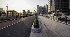 【尚林苑】滨水景观设计——上海北外滩滨江汇山地块景观 / MYP迈柏 + 华东建筑设计研究院有限公司_the : 项目位于上海市虹口区北外滩滨江绿地C区，汇山地块，东起秦皇岛路轮渡站，西至公平路轮渡站，北侧为在建的上海国际航运服务中心项目及拟建的大连路泵站搬迁工程，南临黄浦江。 北外滩地区位于苏州河和黄浦江…
