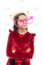 儿童的一天。儿童时尚和风格。的童年和快乐。戴着派对眼镜的小女孩。小女孩问候夏天。严肃的小孩的肖像。生