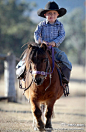 罗伊斯•吉尔来自澳大利亚，其祖辈历代都是优秀的骑手。如今，年仅2岁的吉尔成为家族第七代传人