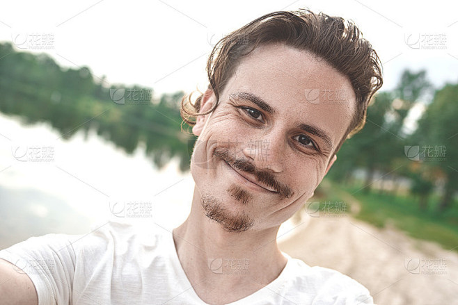 英俊的微笑的白人男子在海滩自拍 人，生活方式。看着摄像机 