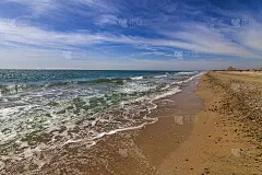 美丽的夏季景观与大海和海滩。