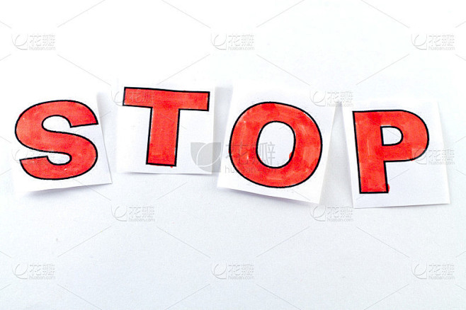 在白色背景上刻有“STOP”字样