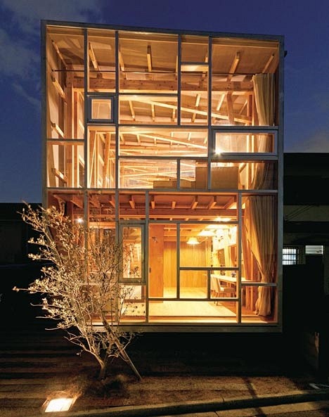 日本多性格木构房，位于日本大阪由 Sug...
