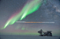 南极点上的月全食串像出片了～～ 这是地理南极点上的阿蒙森-斯科特科考站越冬人员Aman Chokshi拍摄的5‧16月全食串像。虽然后期手法还有进步空间，但南极点上平行于地面的月食串，加上食甚时同现夜空的银河与极光，还是让驻站的科考队员看得目瞪口呆。图源：Aman Chokshi ​​​​