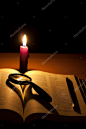 圣经 》 和蜡烛背景概念