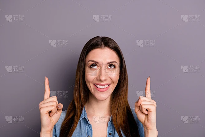 特写照片的积极开朗的女士向上指食指在copyspace评论张贴广告建议选择技巧穿牛仔牛仔裤衣服孤立的素材-花瓣网