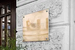 空白的金色玻璃招牌上的纹理墙模拟