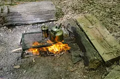 在露营中煮茶