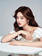 一个韩国美女，手放在桌子上，穿着白色的礼服裙子，写真摄影 (2)