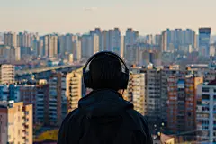 听音乐的创意青年背影