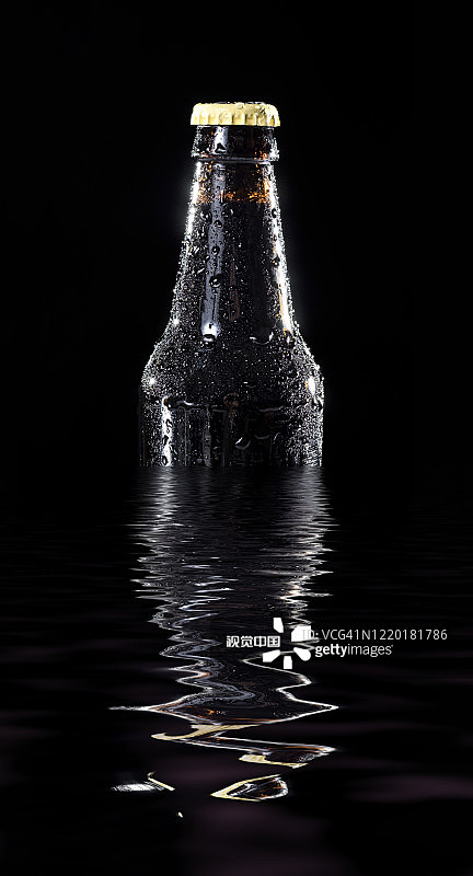 啤酒瓶,黑色背景,水面,水瓶,热图片素材