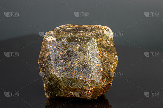宏观矿物石andrite在黑色背景