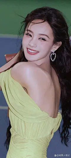 李一桐穿搭壁纸，一组美背美图集...@老男人笔记的动态