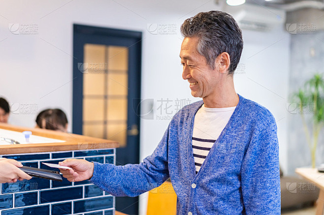 一位先生在餐馆进行电子支付