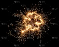 金色明亮的闪闪发光的四叶三叶草幸运符号孤立在黑暗的背景。西尔维斯特新年生日庆祝设计图案