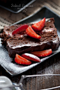 salted lemons: Chocolate cake with strawberries #赏味期限#