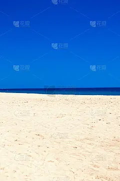 海滩和柔软的海浪蓝色的海洋。夏日和沙滩的背景