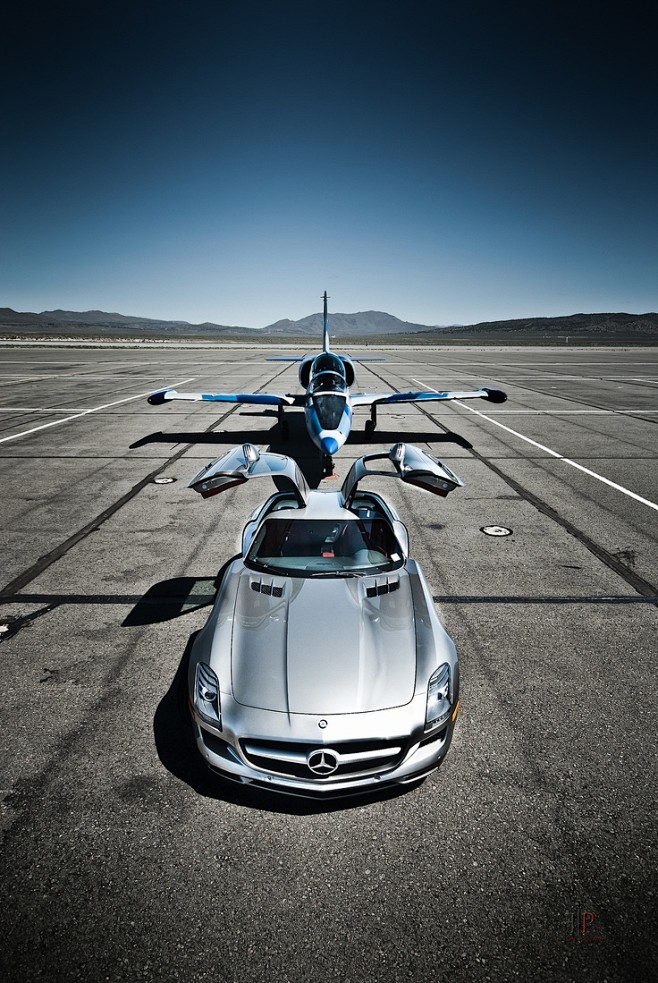 Gullwing Mercedes an...