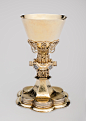 圣杯
出自德国萨克森（Saxony），1500-1520年，银镀金及珐琅，高24.5 cm。这个圣杯是用在圣餐礼中装祝圣的葡萄酒。

芝加哥艺术博物馆