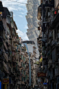 国家地理杂志旅行摄影大赛的一张获奖作品..... 在前景楼宇的衬托下，背后拔地而起的澳门新葡京酒店大厦...... 摄影师：Paul Tsui