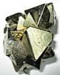“愚人金”其实就是黄铁矿，是地壳中分布最广的一种硫化物矿物，主要成份是二硫化亚铁（FeS2），天然形态的黄铁矿和黄金的确很像，自古以来一定点燃过无数瞬间白日梦才会得了个这么个好听的名字。