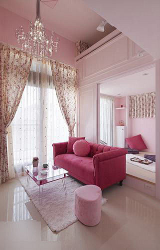粉色挑高客厅