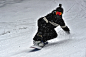 免费 黑夹克和黑裤子骑在滑雪板上的人 素材图片