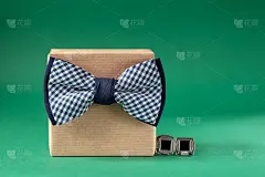 绿色背景的父亲节贺卡快乐。