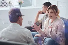 抑郁喜怒无常的女人与治疗师交谈