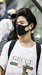 肖战 机场：背头、眉眼、锁骨、手指、侧颜……美好，就是你～@X玖少年团肖战DAYTOY ​
