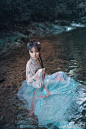 #汉服摄影##汉服写真##人像摄影作品##预告# 
曲•轻萝（预告）
绫罗小扇溪日华，翠色曲径映初芽。
欲问青鳞以何醉？水氤稀胭环卿察。
九溪是一个很优美的地方，丛林曲径，矮藤山茶，溪水悠悠，山烟袅袅。来到这里就很心旷神怡，抛开一切繁杂的俗事，只享受一片刻蝉鸣，一片刻清溪，一片刻呼吸。水像绫...展开全文c