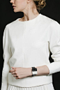 品牌：Void Watches
产地：瑞典
价位：约1,188 CNY—3,150 CNY（税前）
VoidWatches手表是瑞典设计师David Ericsson所打造的，它的作品充满建筑概念，大量运用简洁的几何形状展现材质的特色。如同一个伟大的建筑要巧妙地融入周围环境，VOID腕表完美的将电子腕表转换为时髦配饰。Void Watches手表共有十一个系列，而最能代表它的无疑是V01MKII系列。@北坤人素材