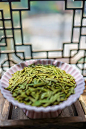 放在桌子上的茶与茶叶图片下载