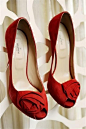 浪漫高贵的大红色婚鞋　　
红玫瑰是坚贞不渝的爱情的象征。大红色的玫瑰花样婚鞋，既不失温馨浪漫，又给人一种高贵大方的感觉。