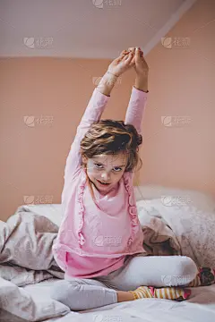 妈妈说如果我睡很长时间，我就会长得更快。