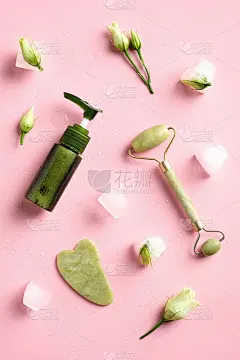 玉石面辊，刮痧，粉底霜霜，配冰块和冰花。面部皮肤治疗理念