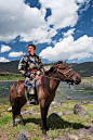 蒙古人,内蒙古自治区,蒙古,鞍,正面视角,水,天空,草坪,草,男性