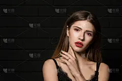 特写的一个美丽的时尚女孩与大红唇。