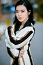 组图：陈辰曝新年街拍大片 展极致女性魅力 : 双旦之际，陈辰曝光一组新年时尚街拍大片。镜头聚焦下的陈辰妆容精致，眼神温暖，身穿黑白条纹大衣，秀出雪白肌肤，露齿甜笑，大方优雅，美沁人心。