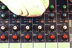 控制室音板的音量控制和录音机。