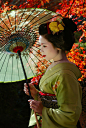 艺妓（汉语也作艺伎）是一种在日本从事表演艺术的女性工作者。工作内容除为客人服侍餐饮外，很大一部份是在宴席上以舞蹈、乐曲、乐器等表演助兴。在东京等关东地区称为“芸者（げいしゃ，Geisha）”，见习阶段称“半玉”；在京都、大阪等关西地区则称为“芸妓（或写做“芸子”，皆读做げいこ，Geiko）”，见习阶段称“舞妓（或写做“舞子”，皆读做まいこ，Maiko）”。而在明治时期以后，“芸妓（げいぎ，Geigi）”这种读法越来越普遍，成为现代标准日语读法。 

日本浮世绘中的艺妓在日语中，“妓”字保留了传统汉语的用法