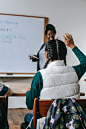 免费 黑人女老师看着女学生举起手 素材图片