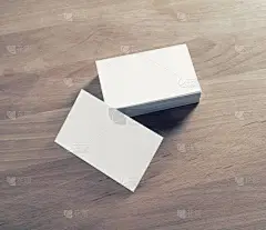 木制桌子背景上空白白色名片.因为品牌标识而被嘲笑。图形设计组合模板.