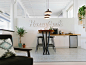 #办公设计# 美国Honeybook公司办公室——EranDayanDesign设计团队和设计师AynavMor，为人际商业社群平台公司Honeybook，在美国加州的旧金山打造了一个新办公室。这个面积15000平方英尺的开放式大空间，如今是员工们的家，也是公司的发布会场、咖啡馆、或者是酒吧...【详情】O网页链接