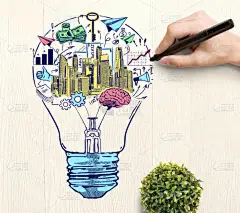 手绘图创意丰富多彩的业务素描在灯泡上木制桌面与厂内。思想理念