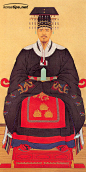【了解·知识】方心曲领_汉服文化吧_百度贴吧。唐六典》卷二十六、《新唐书·舆服志》出现“ 方心曲领”词，并已戴在衣外。《宋史·舆服志三》在 写天子时，明确写出“白罗方心曲领”。明王圻《三才 图会》上更有图样标明后面为两条垂带。从出土绘画、 陶俑、石雕、木刻等文物来看，官员佩方心曲领的作法 至明末才消失。