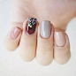奶茶色美甲点缀http://www.fashion04.com/meijiameifa/680/.html