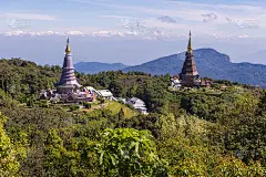 国王和王后宝塔前的山与蓝天白云，纪梅潘，Doi Inthanon，清迈，泰国北部
